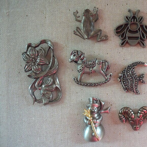 8 Vintage Pewter Brooches & Pins - Picture 2 of 13